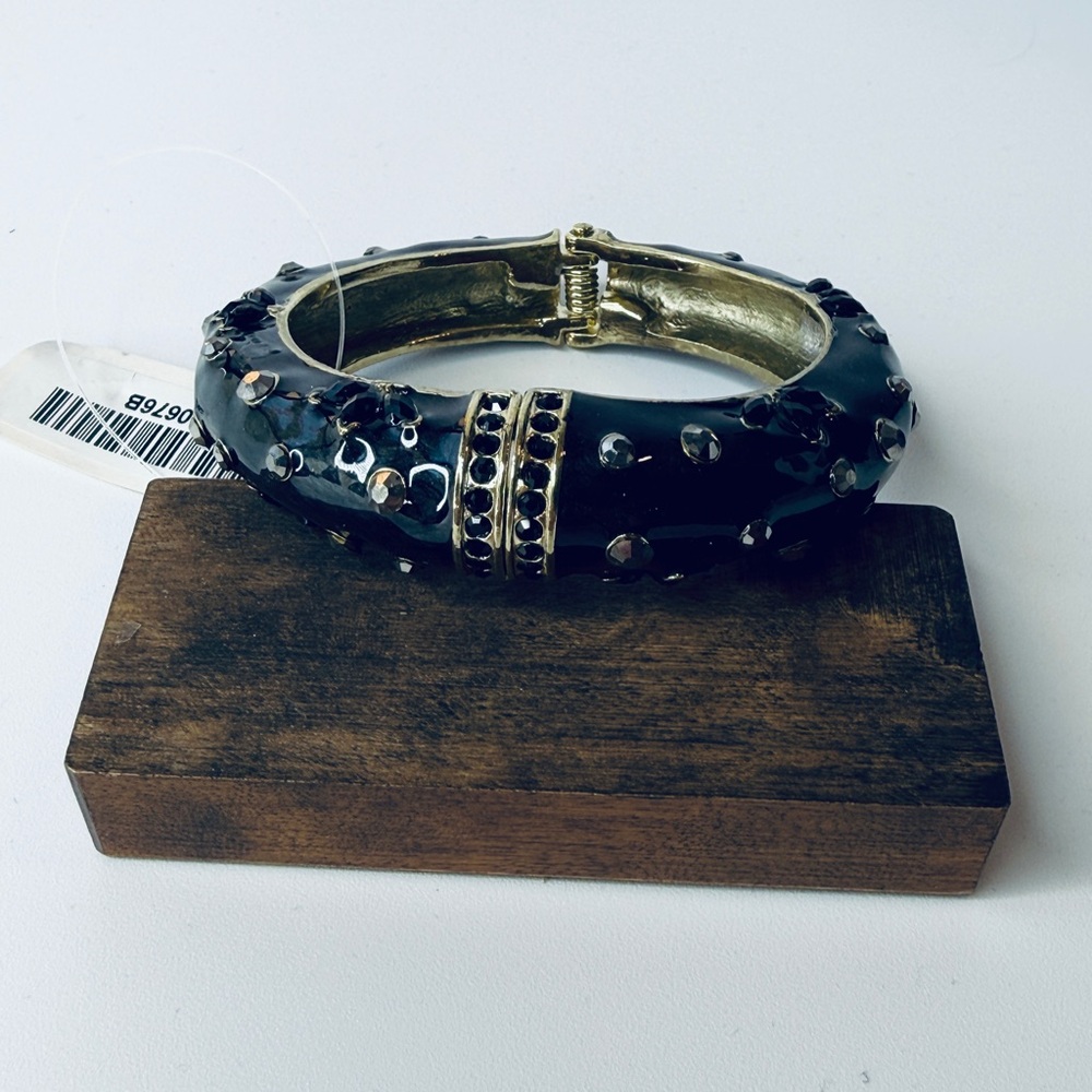 🚨3 for $15🚨 - Enamel Spring Clasp Bracelet - Black with Gold Tone